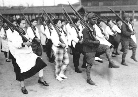 AKa7057　旧日本軍　愛国婦人会　大日本国防婦人会　会員章　日章旗　当時物 国防婦人会】軍国主義加担の軌跡を戒めに 女性の社会参加の意欲が利用
