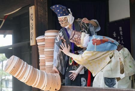 京都「壬生狂言」皿割りに歓声 役者が舞台から1000枚落とす：山陽