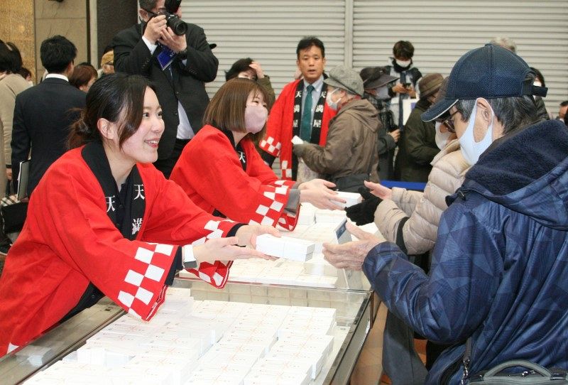 天満屋 新たな１００年へスタート　節目祝うセレモニー 記念品配布も