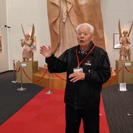 高さ10メートルの木彫りマリア像。約40年かけて私費制作した