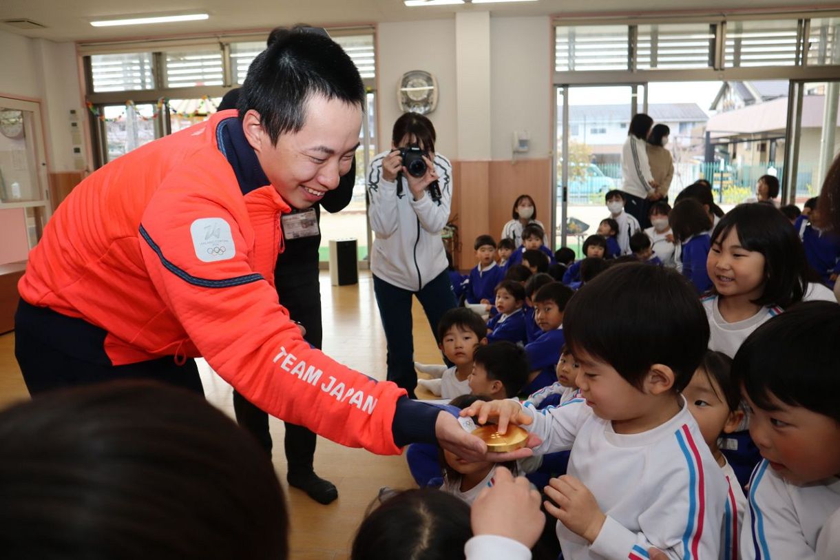 ミラノ五輪金 木村選手〝母校〟のこども園訪問　  笑顔で園児と交流 応援に感謝 