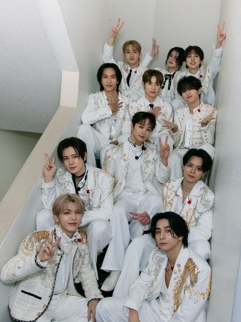 INI、新年迎えメンバーの髪色に変化 SHOWCASEで王子様風の白衣装 高塚