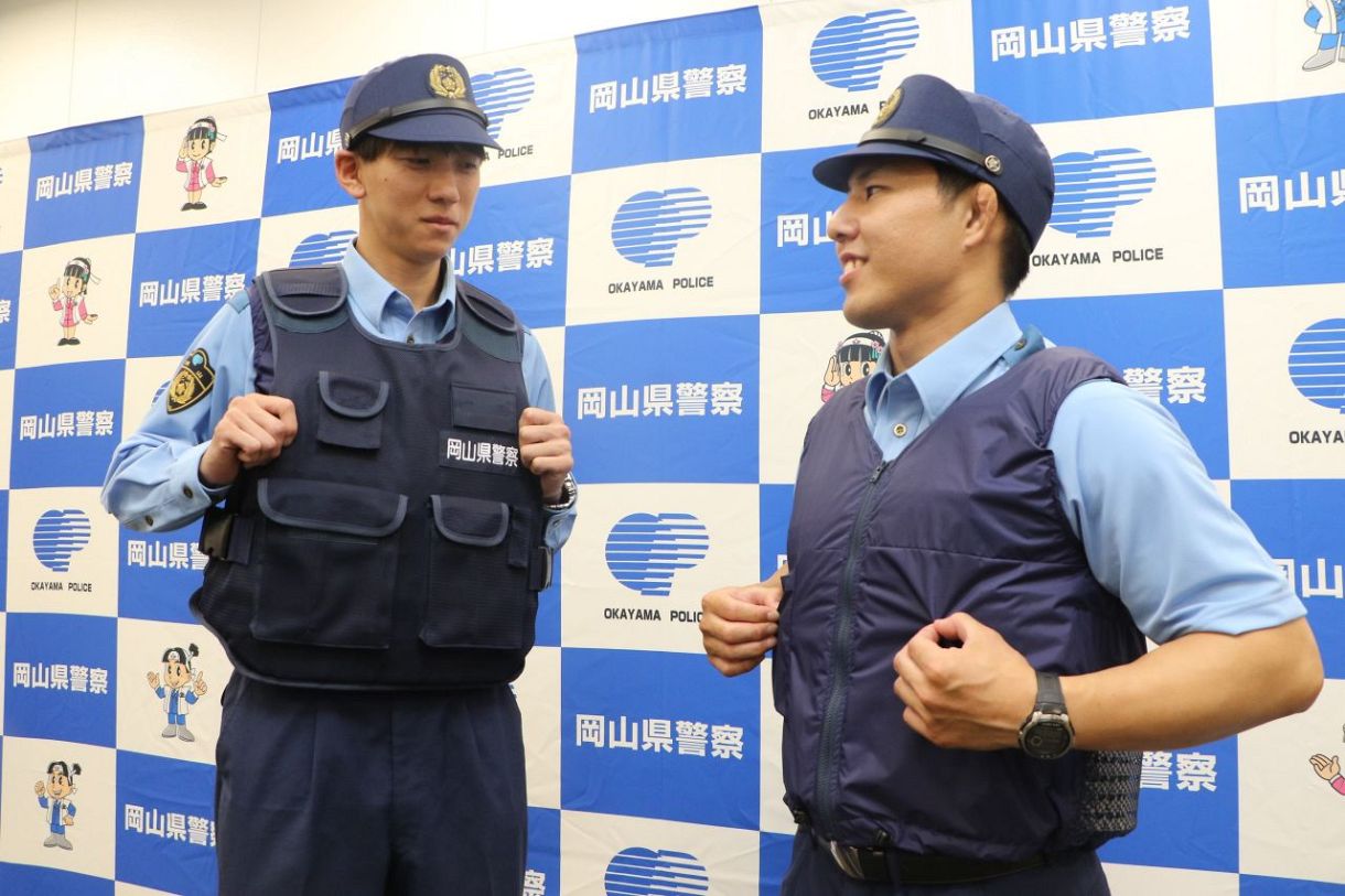 街頭活動も電動ファンで快適に 岡山県警、暑さ対策のベスト導入：山陽