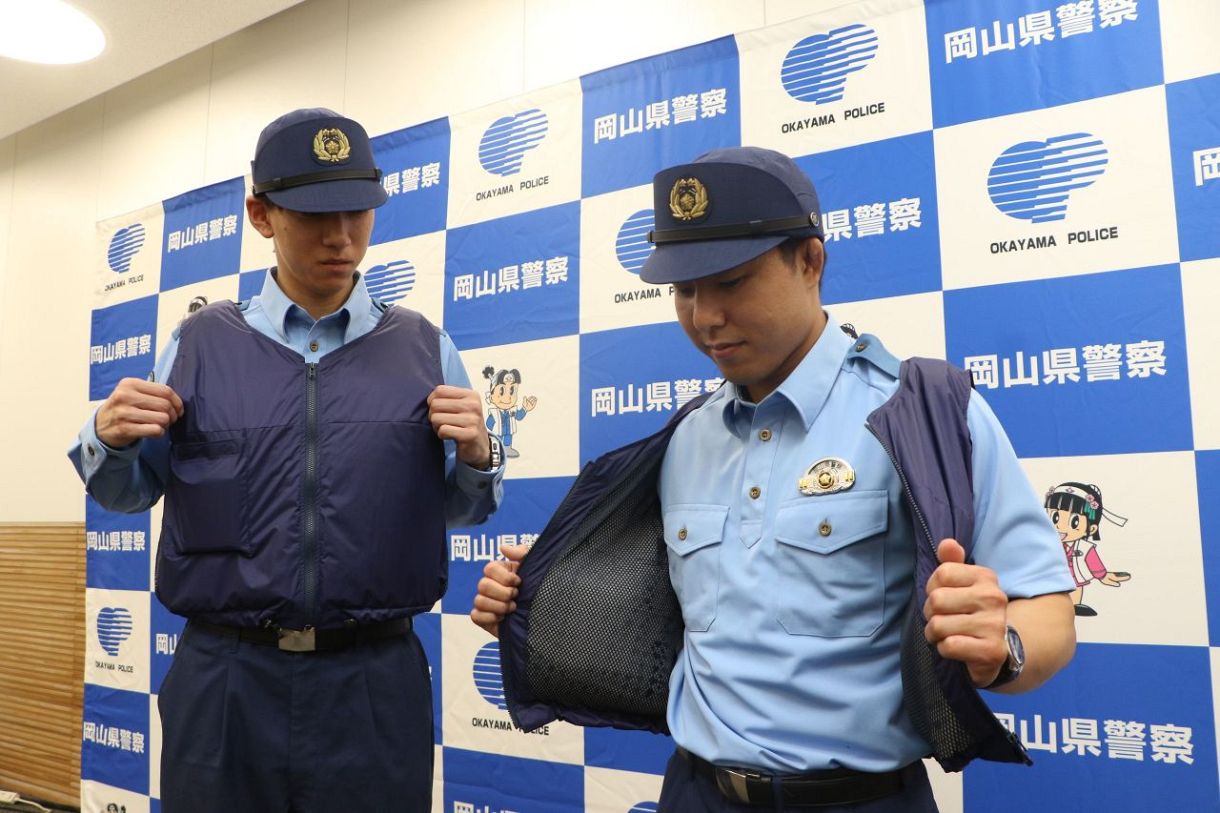 街頭活動も電動ファンで快適に 岡山県警、暑さ対策のベスト導入：山陽