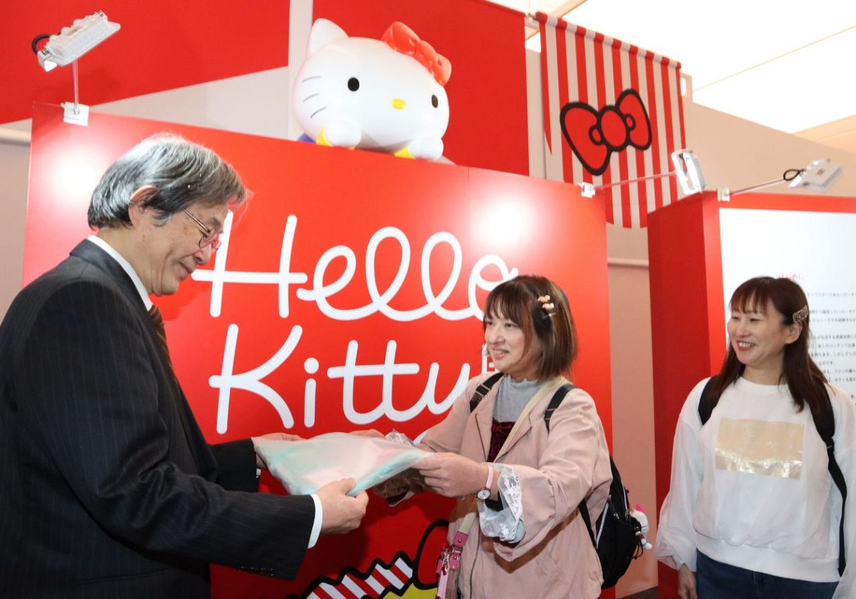 「Ｈｅｌｌｏ　Ｋｉｔｔｙ展」入場者２万人突破　尾添さん（丸亀）に記念品