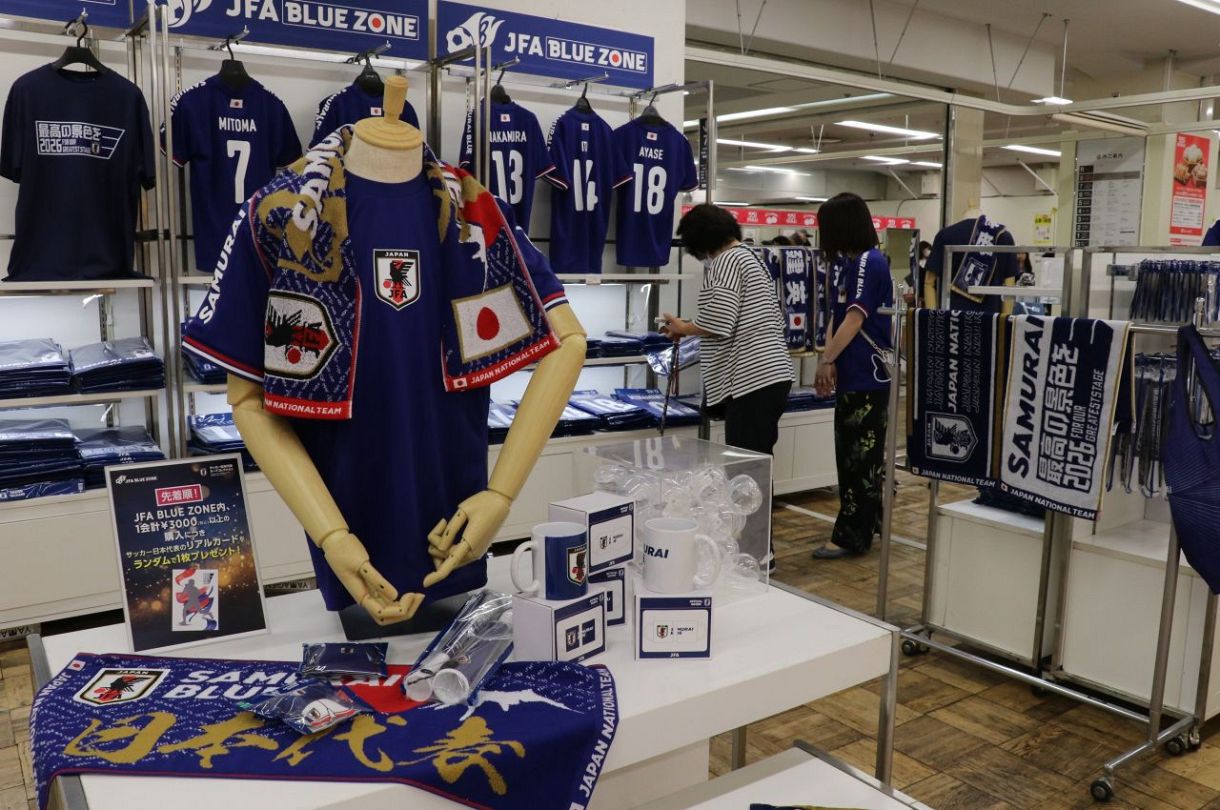 サッカー日本代表応援グッズ販売 岡山高島屋、23日まで特設売り場