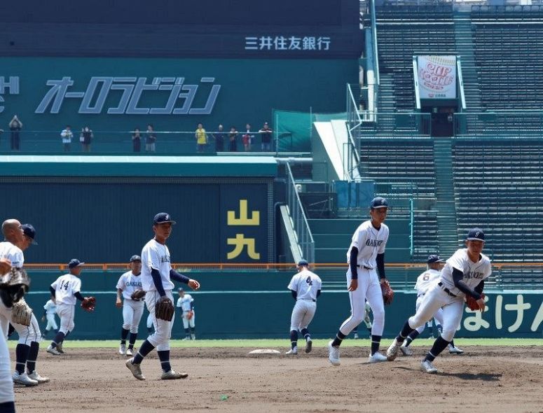 学芸館ナイン 甲子園で守備練習 全国高校野球、感触確かめる：山陽新聞