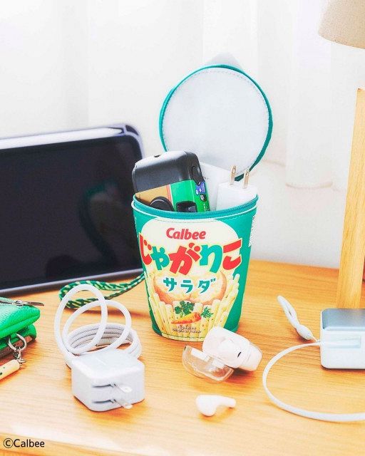 じゃがりこ』がポーチに サラダ味のパッケージを再現 レギュラーサイズ じゃがりこ』がポーチに サラダ味のパッケージを再現 レギュラーサイズ