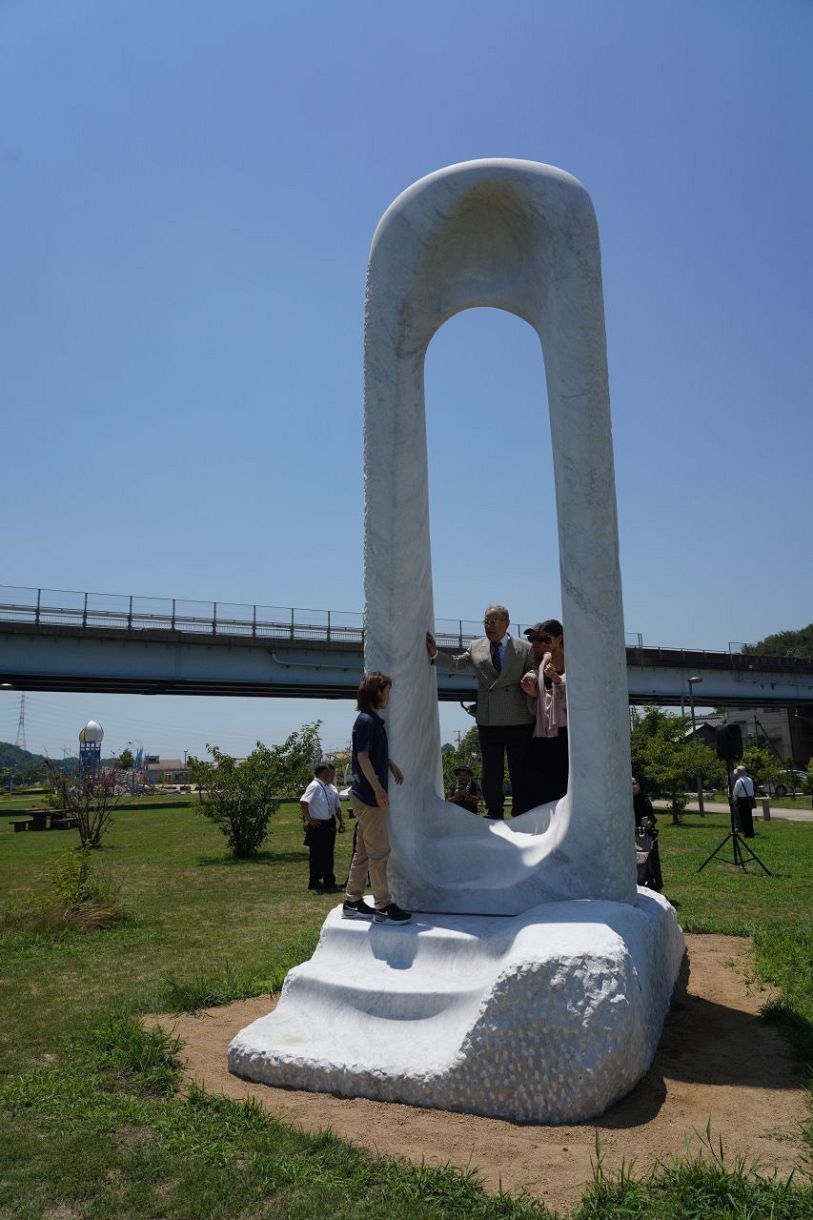 玉島の公園に杭谷さんの彫刻 地元の赤木さん地域に感謝し寄贈：山陽