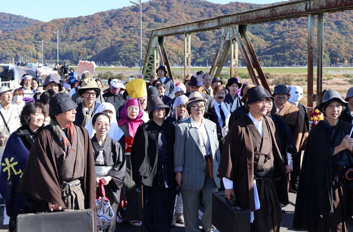 金田一ファン１４０人 倉敷市真備町地区に集結　名探偵ゆかりの〝聖地〟練り歩く