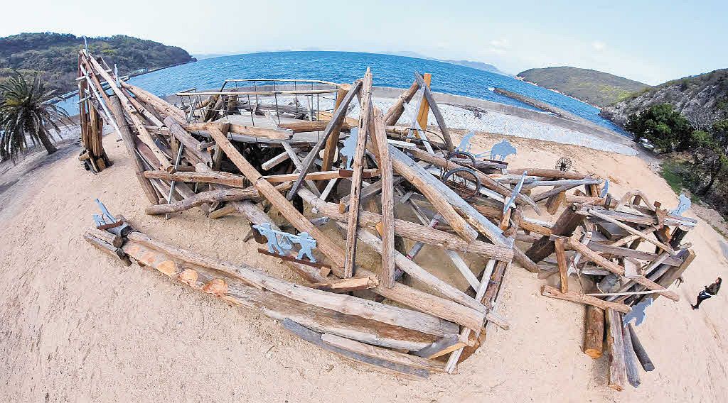 アートの旅へ 瀬戸芸２０２５年春（４）小豆島、豊島　地元の建材、漁具で女神