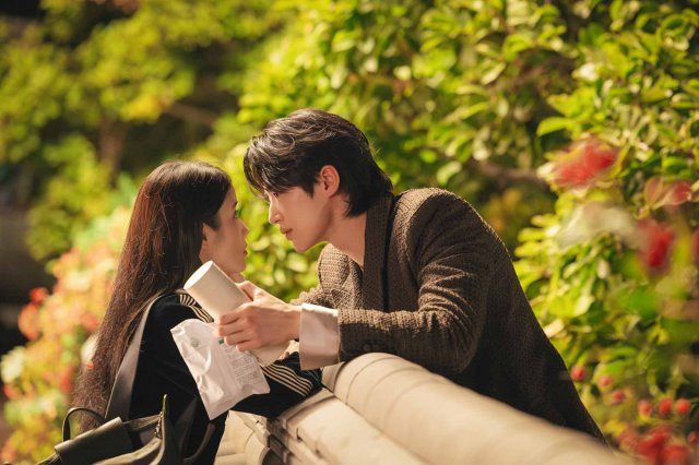21世紀の大君夫人』IU＆ビョン・ウソク、塀越しのキスや抱擁シーンなど