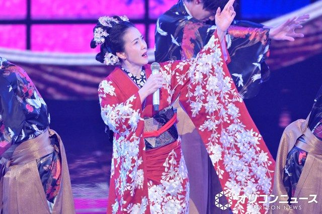 紅白】坂本冬美、「夜桜お七」で艶やかに 袴姿のM!LKも妖艶に踊る 最後