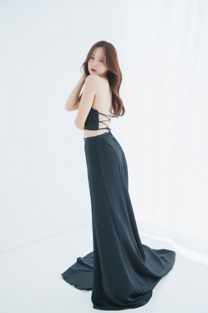 森香澄、ほっそりとした二の腕＆美背中あらわな黒ドレス姿 美しい“ど