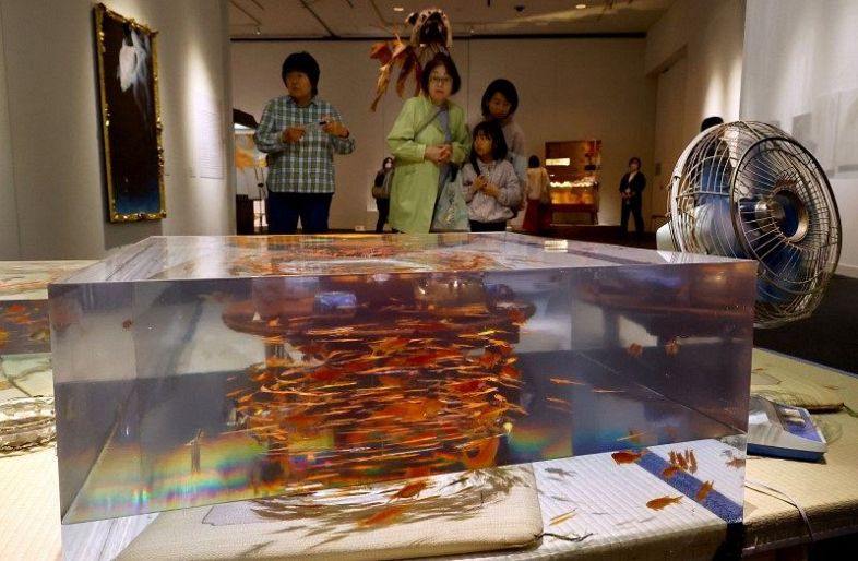 本物みたいな金魚 深堀隆介展開幕 岡山、超絶技巧で描いた300点