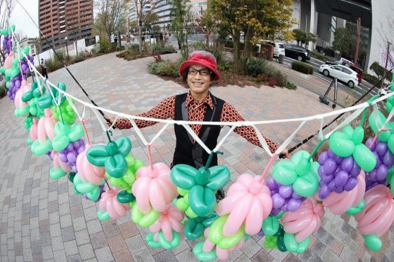 大道芸人 チャーリーさん 「楽しき道」示す者に：山陽新聞