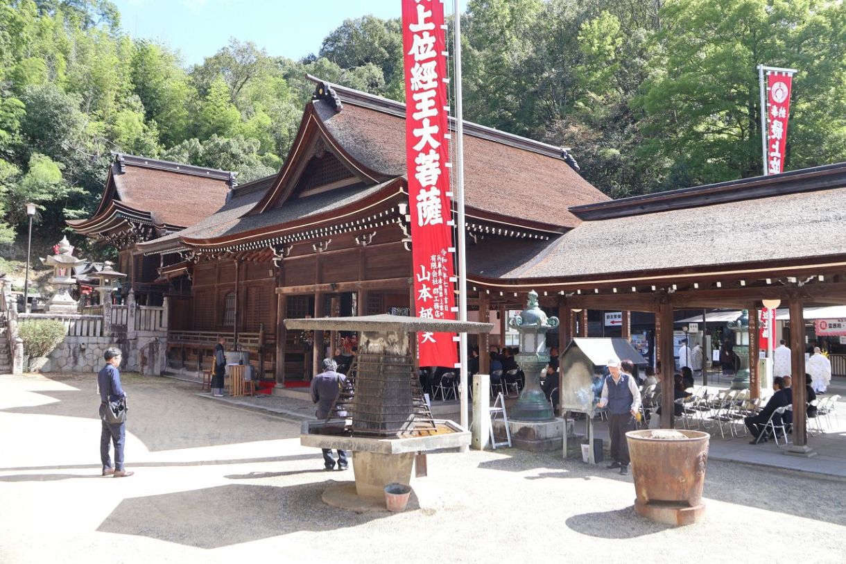 霊応殿の屋根改修事業完了 最上稲荷　檜皮ふき替え終え、落慶法要