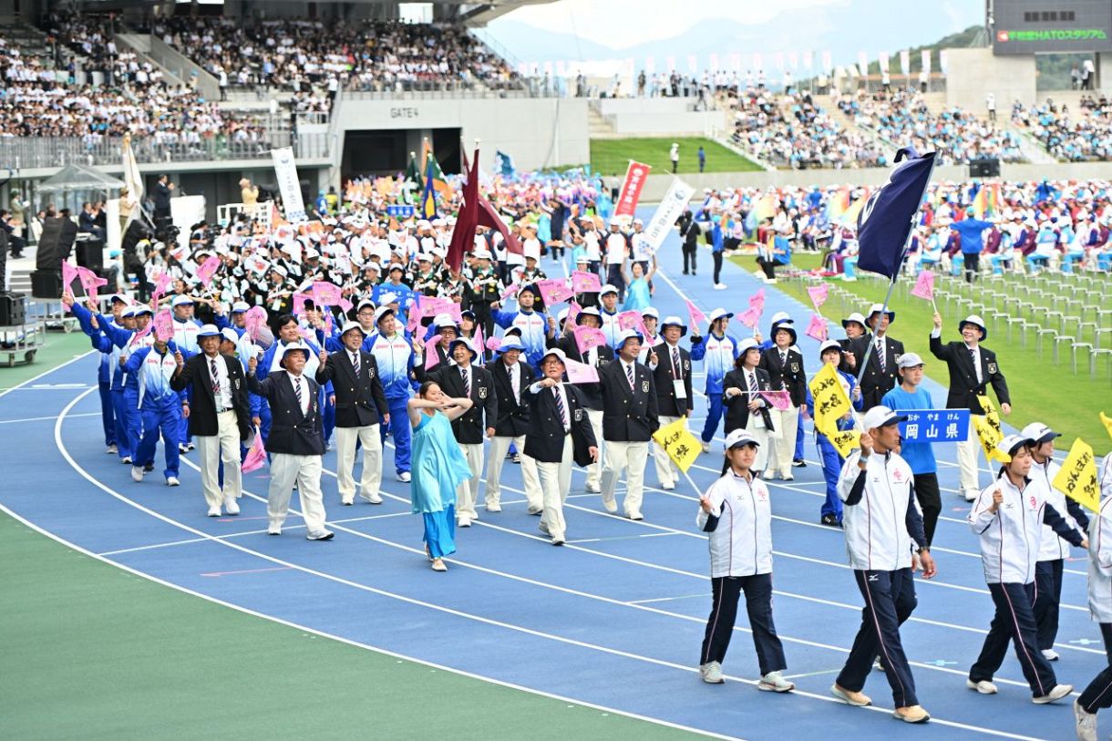 滋賀国スポが開幕 「天皇杯10位」を目指す岡山県選手団 開会式で堂々