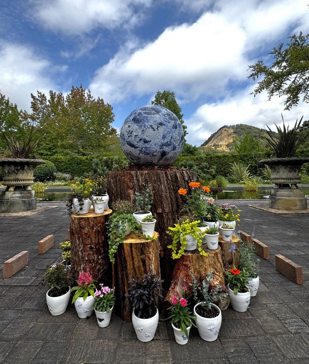 陶芸、石彫の新作3点 19日に催し 玉野・深山イギリス庭園：山陽新聞