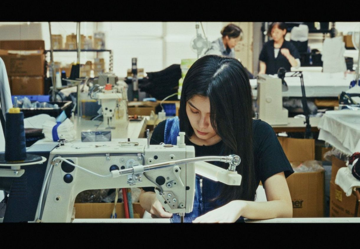 岡山デニムの魅力伝える「ＢＬＵＥ　ＰＥＡＲＬ」　青木被服（井原）が映画制作 ２０日に上映会開催