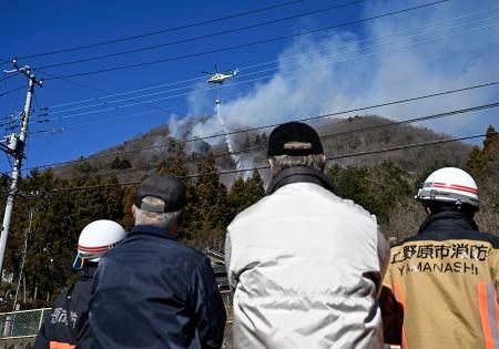 山梨の山林延焼、消火活動続く 上野原市、焼損約8ヘクタール：山陽 