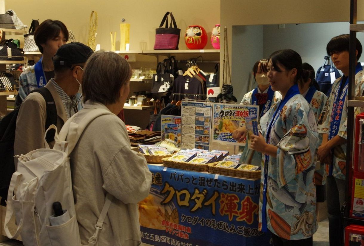 クロダイのおいしさ知って　レトルトの「渾身飯」共同開発の玉島商業高と環太平洋大が大阪で販売