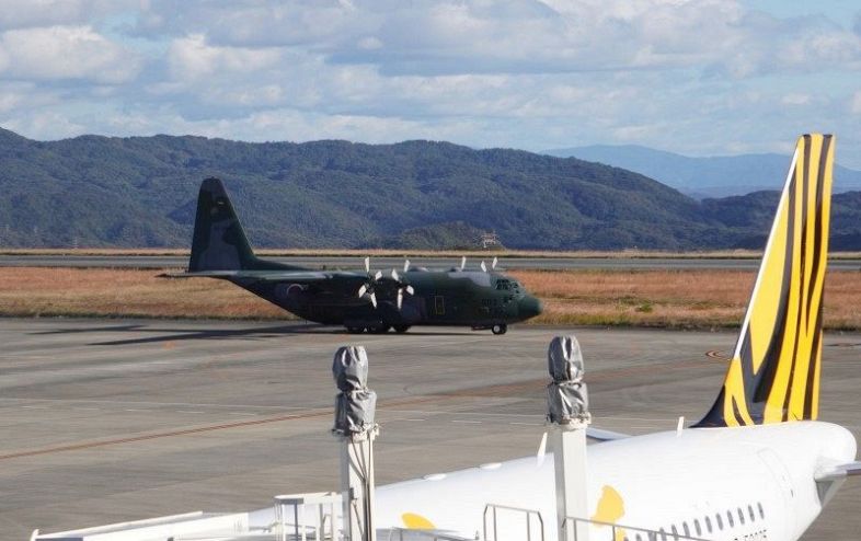 岡山市から 引取り限定】US NAVY 戦闘機オブジェ（キャスター付）