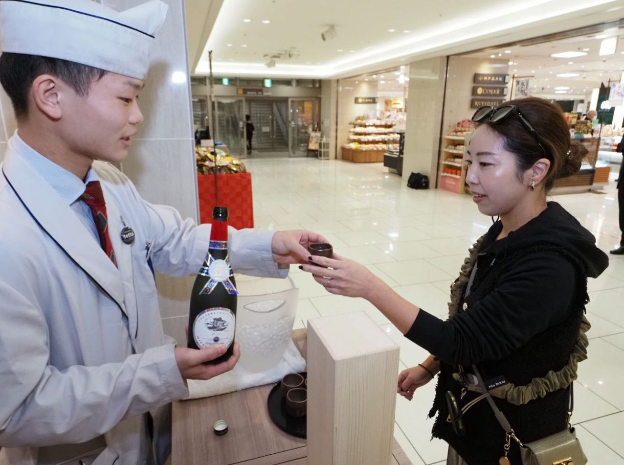 ドジャースのWS連覇祝う 天満屋岡山店、ゆかりの地酒振る舞う：山陽