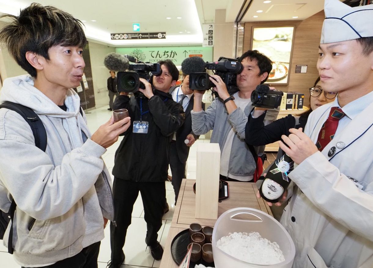 ドジャースのWS連覇祝う 天満屋岡山店、ゆかりの地酒振る舞う：山陽