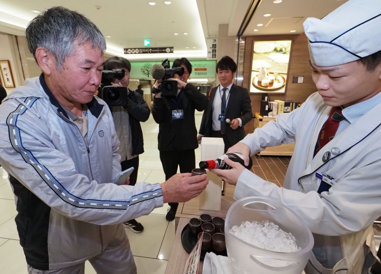 ドジャースのWS連覇祝う 天満屋岡山店、ゆかりの地酒振る舞う：山陽
