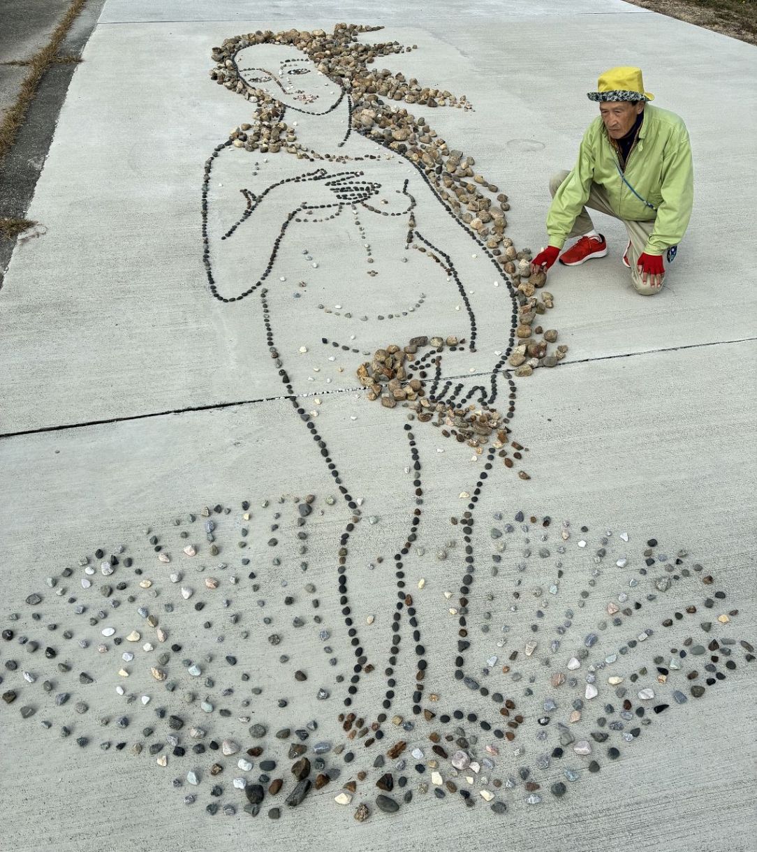 自然石で見返り美人図 名画再現 岡山・旭川河川敷で画家三宅さん：山陽