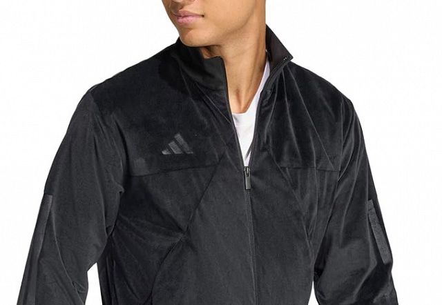 ベロアが映える」「楽なのにおしゃれ」冬に着たいアディダスのジャージ