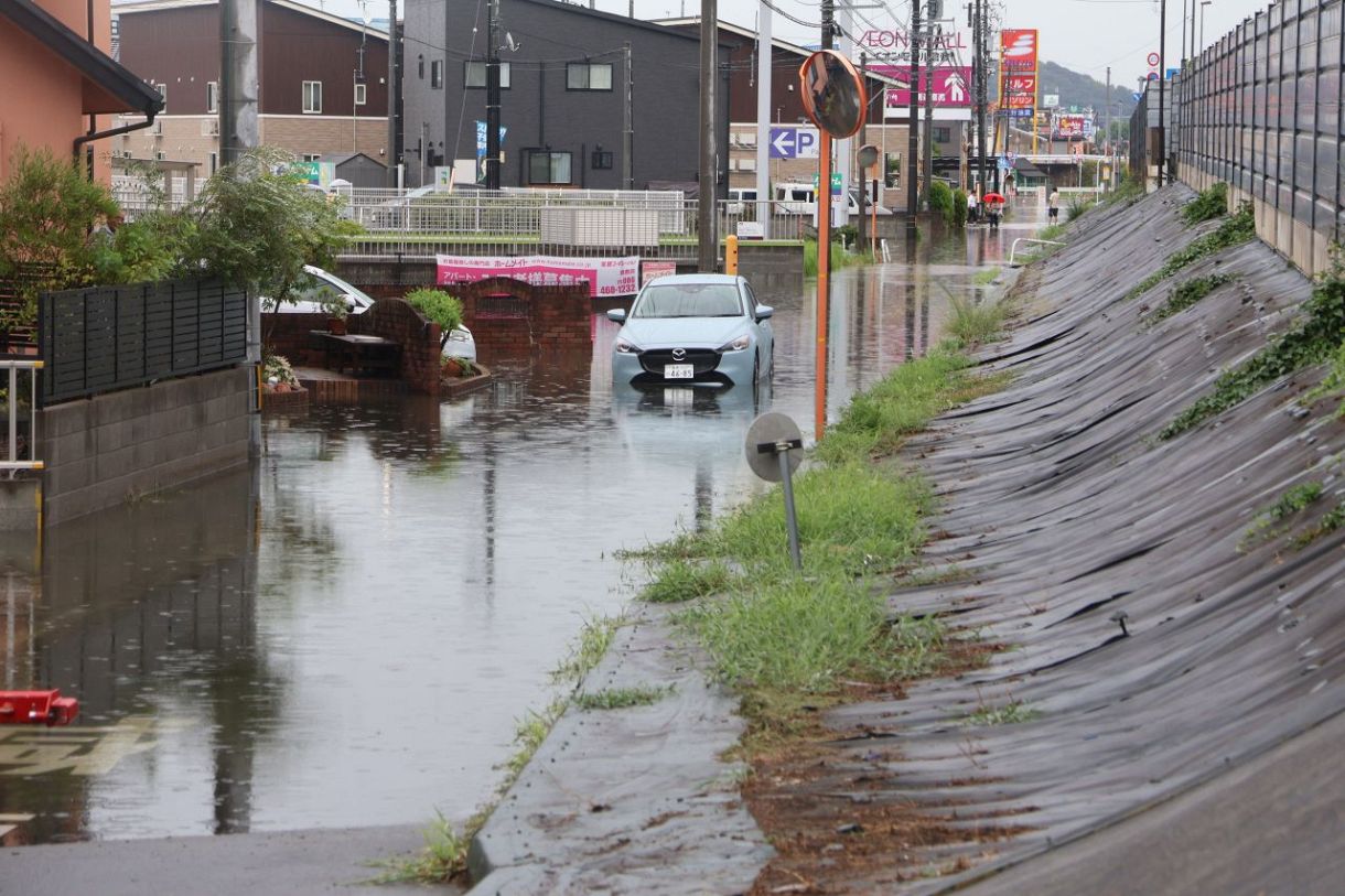 倉敷で大雨 １時間最多４９ミリ　道路冠水、交通乱れも