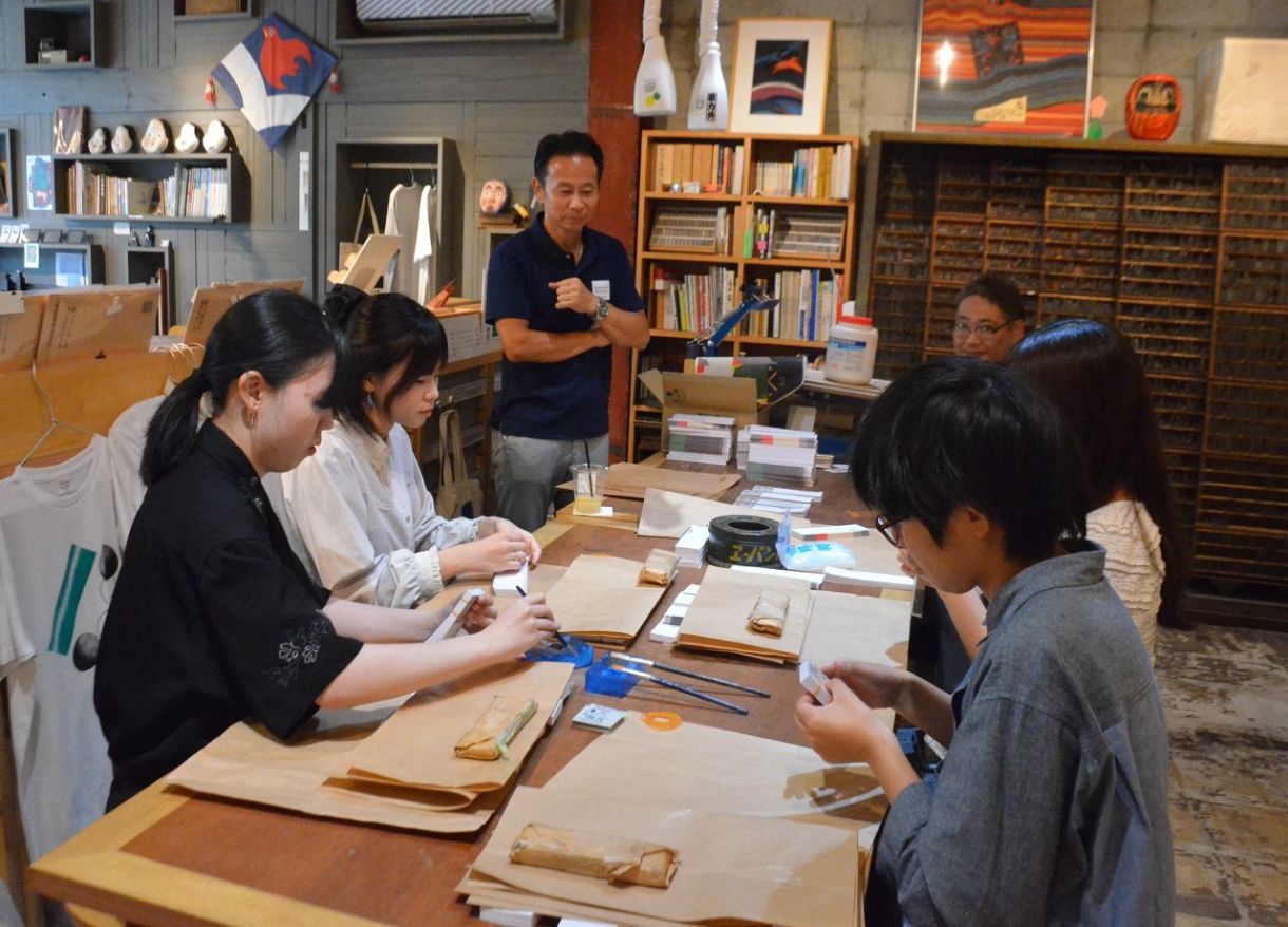 メモ帳作って和気PR 廃棄紙使用 町と山陽学園大学生 連携 ：山陽新聞