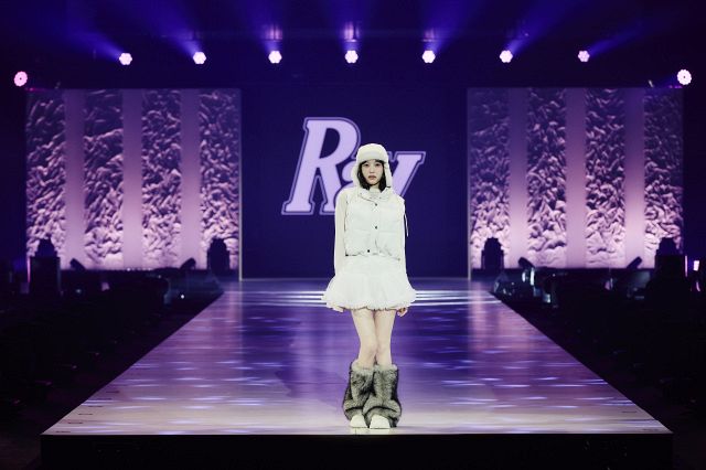 本田紗来、ほっそり美脚をランウェイで披露 冬のガーリーカジュアルな 本田紗来、ほっそり美脚をランウェイで披露 冬のガーリーカジュアルな