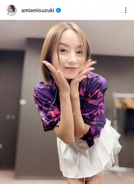 43歳・鈴木亜美、美脚あらわな白の超ミニスカショット「可愛い過ぎて