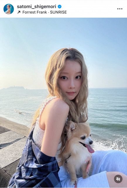 重盛さと美、へそ出し“夏コーデ”の散歩ショットに反響「海のそばにいる