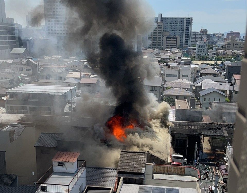 岡山市北区・奉還町で火災 商店街に煙広がる