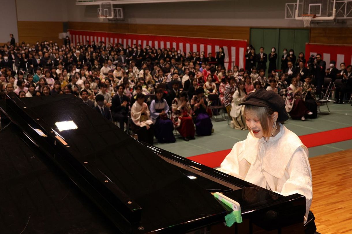中国学園大・短大284人卒業 ハラミちゃん サプライズ演奏で祝福