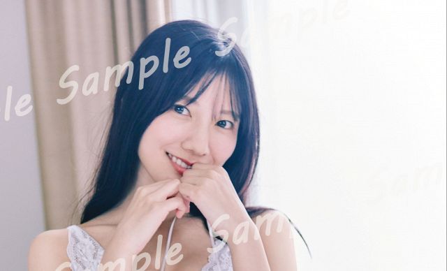 日向坂46河田陽菜、白レースのキャミソール姿 2nd写真集封入特典ポスト