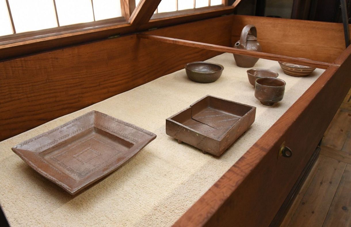 浜田庄司の備前焼を公開 作家との交流機に制作か 角鉢、土瓶など7点