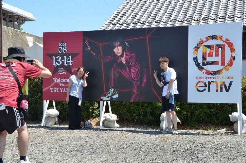 B'z稲葉さんの大型看板 移設へ 8月ライブで人気 津山駅北口に：山陽