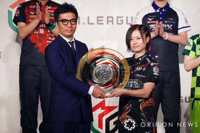 Mリーグ』開幕式 セガサミーフェニックスが優勝シャーレを返還 監督