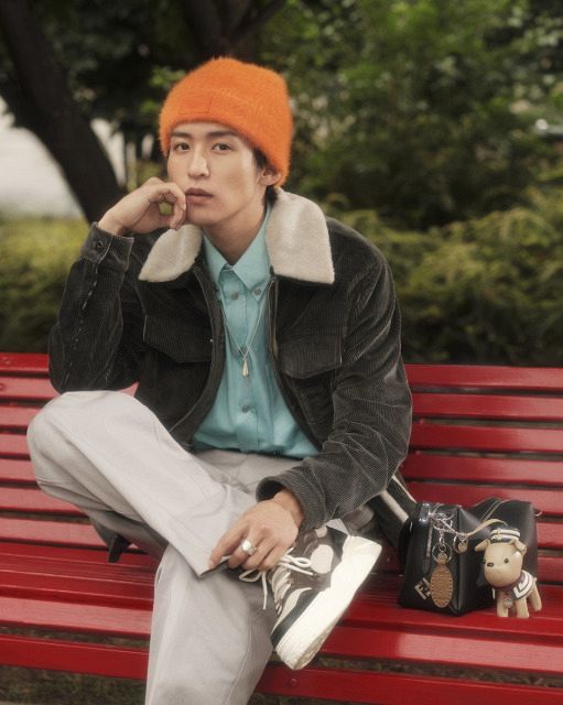 目黒蓮、ホリデーシーズンにFENDIをまとうスペシャルムービー公開 犬形