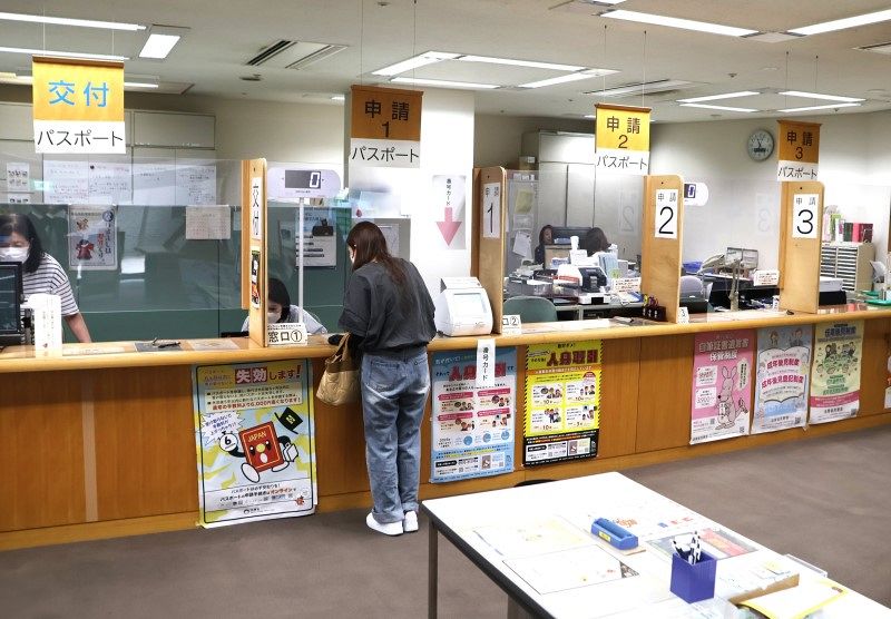 パスポート申請早めに 岡山県が異例の呼びかけ　７月手数料引き下げで急増予想、交付まで１カ月か