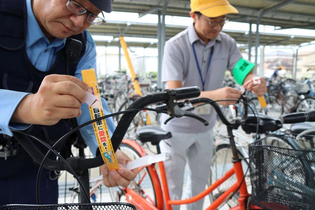 愛錠」で自転車盗予防を 瀬戸内署と市 啓発タグ取り付け：山陽新聞