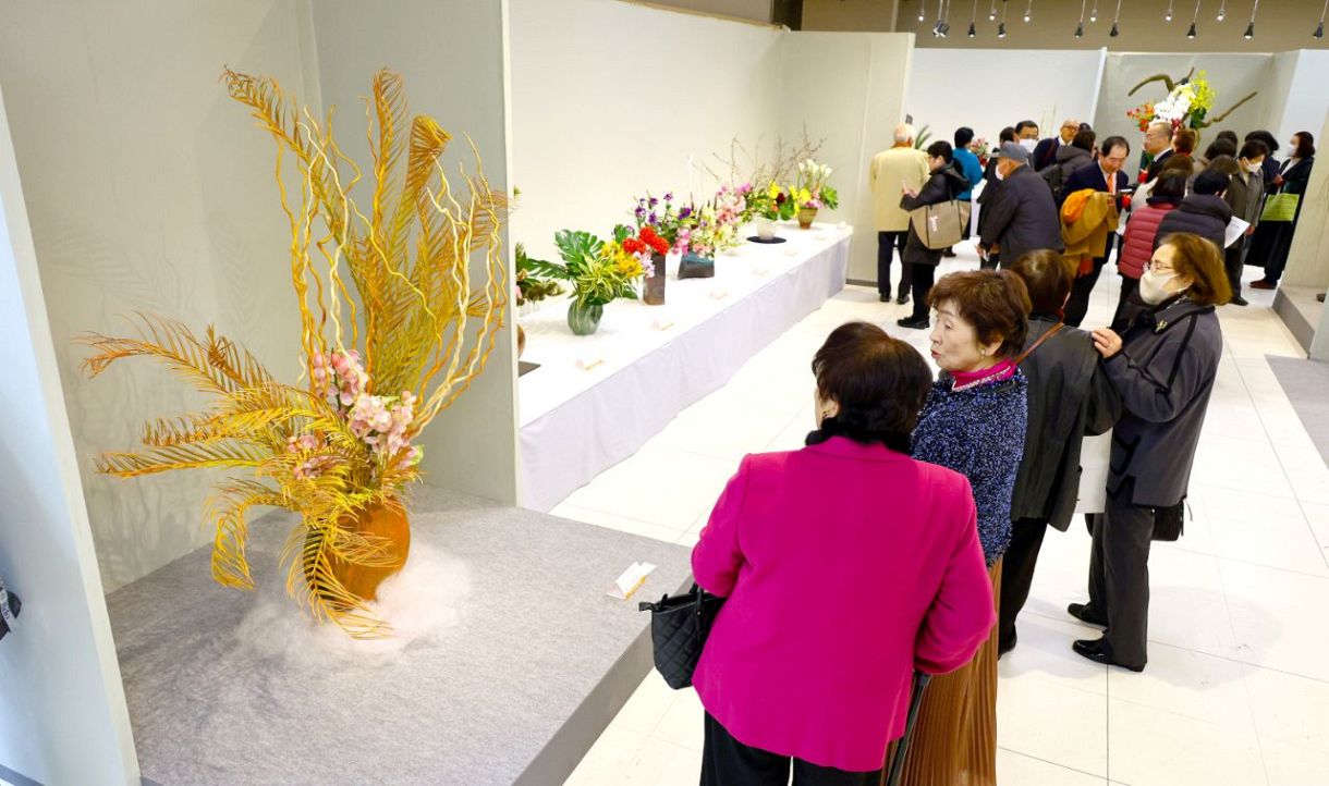 色鮮やかに咲き競う春の花　岡山県華道展が開幕