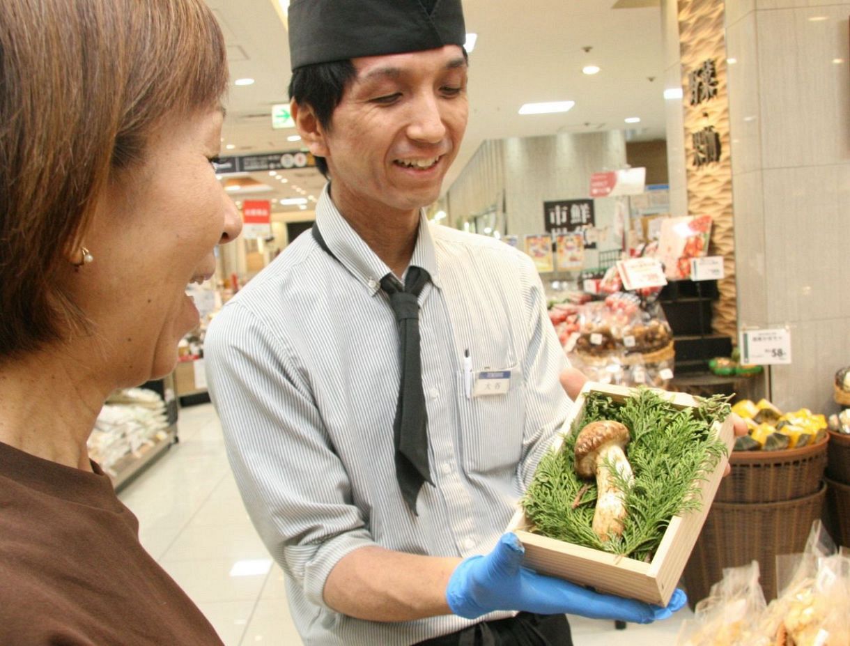 秋の味覚・マツタケの地元産初入荷 岡山市内の百貨店：山陽新聞