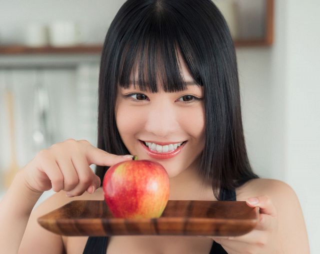 ミスヤングチャンピオン2025・葵りんご、林檎との可愛すぎるショット