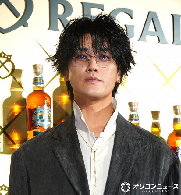 赤西仁、ゴールドアクセにリムレス眼鏡で大人の色気 フォトコールで